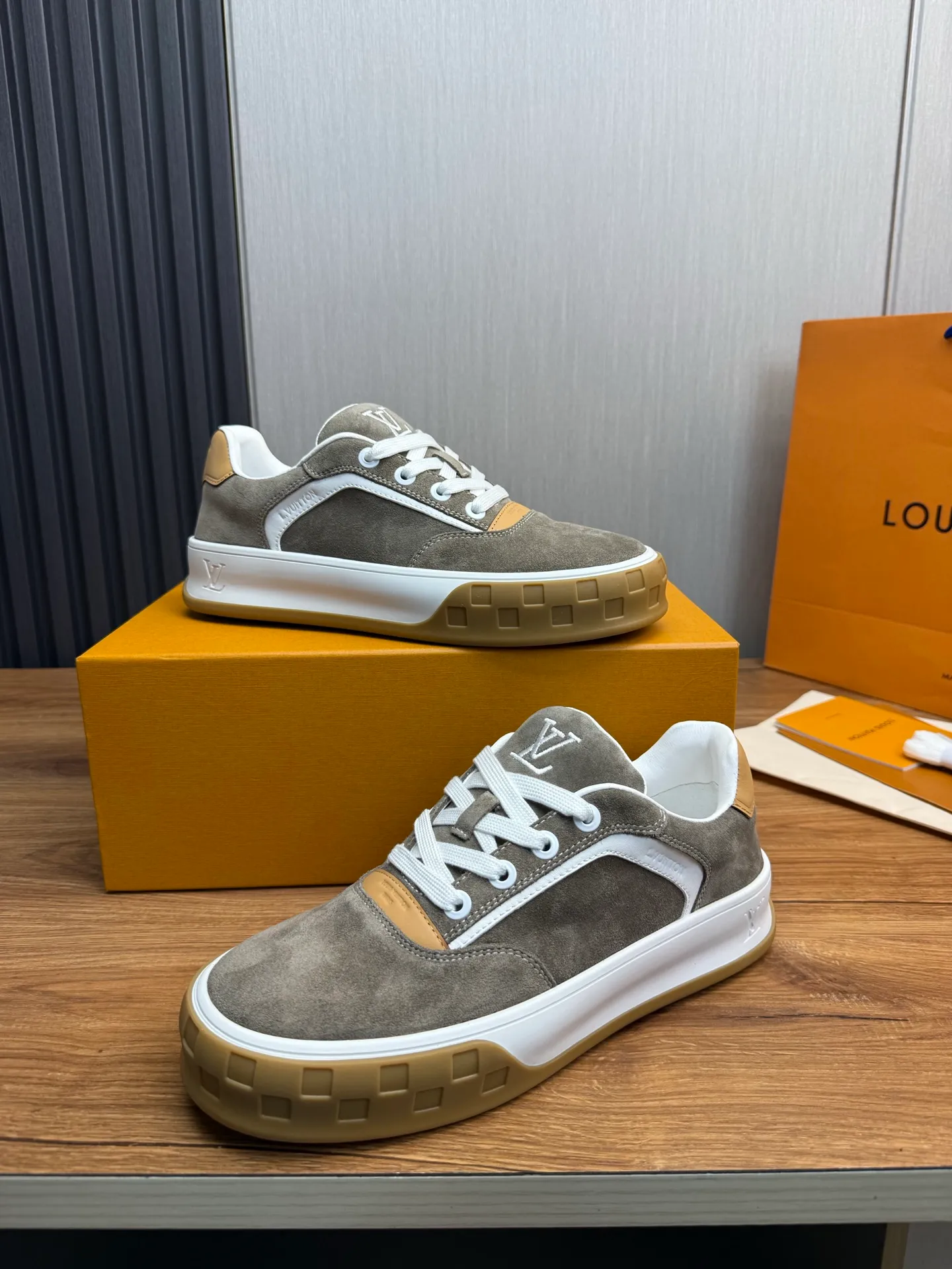 Men's shoes 620💰 Lv. Top purchasing agent🇮🇹 Louis Vuitton, sports sneakers counter synchronization, uppers imported from Italy, high-quality splicing and complex handicrafts, imported mesh pads are soft and comfortable, soles: original factory special soles, TPU exclusive movable molded soles super comfortable, original factory single goods, 🔍🔍high quality, you can enter and exit the counter at will, welcome to compare, code number 38-44 (customized 38.45)